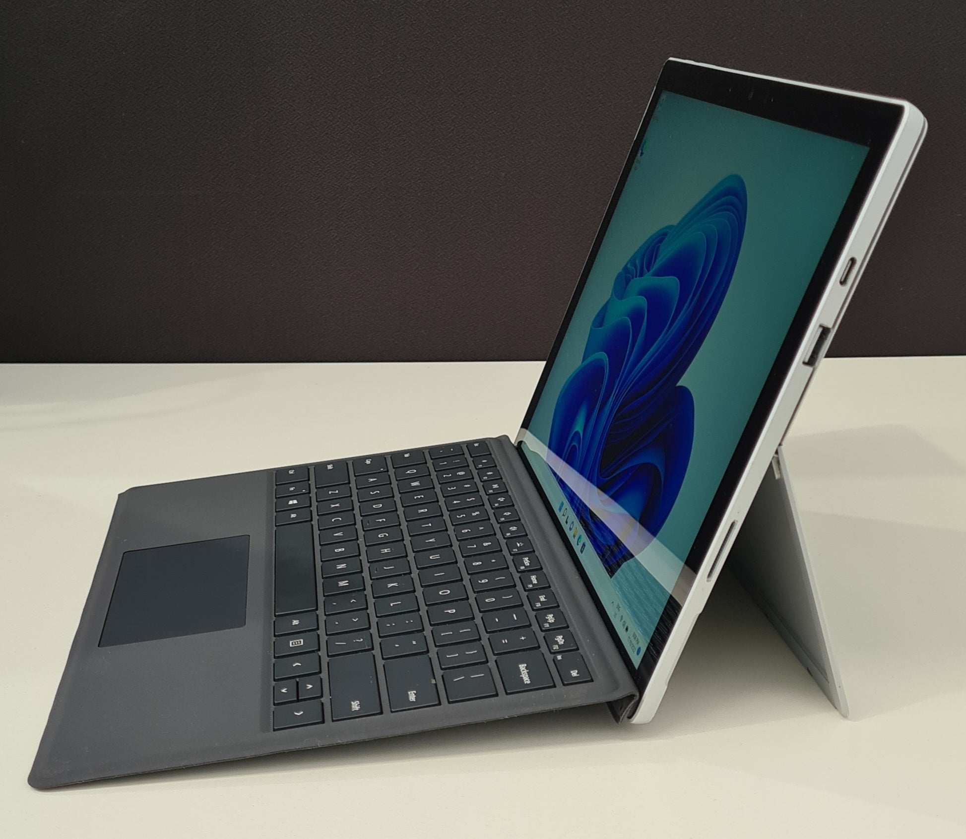 Microsoft Surface Pro 7 i5 10th Gen 8GB RAM 128GB SSD Win 11 Touch Display - Refurbished