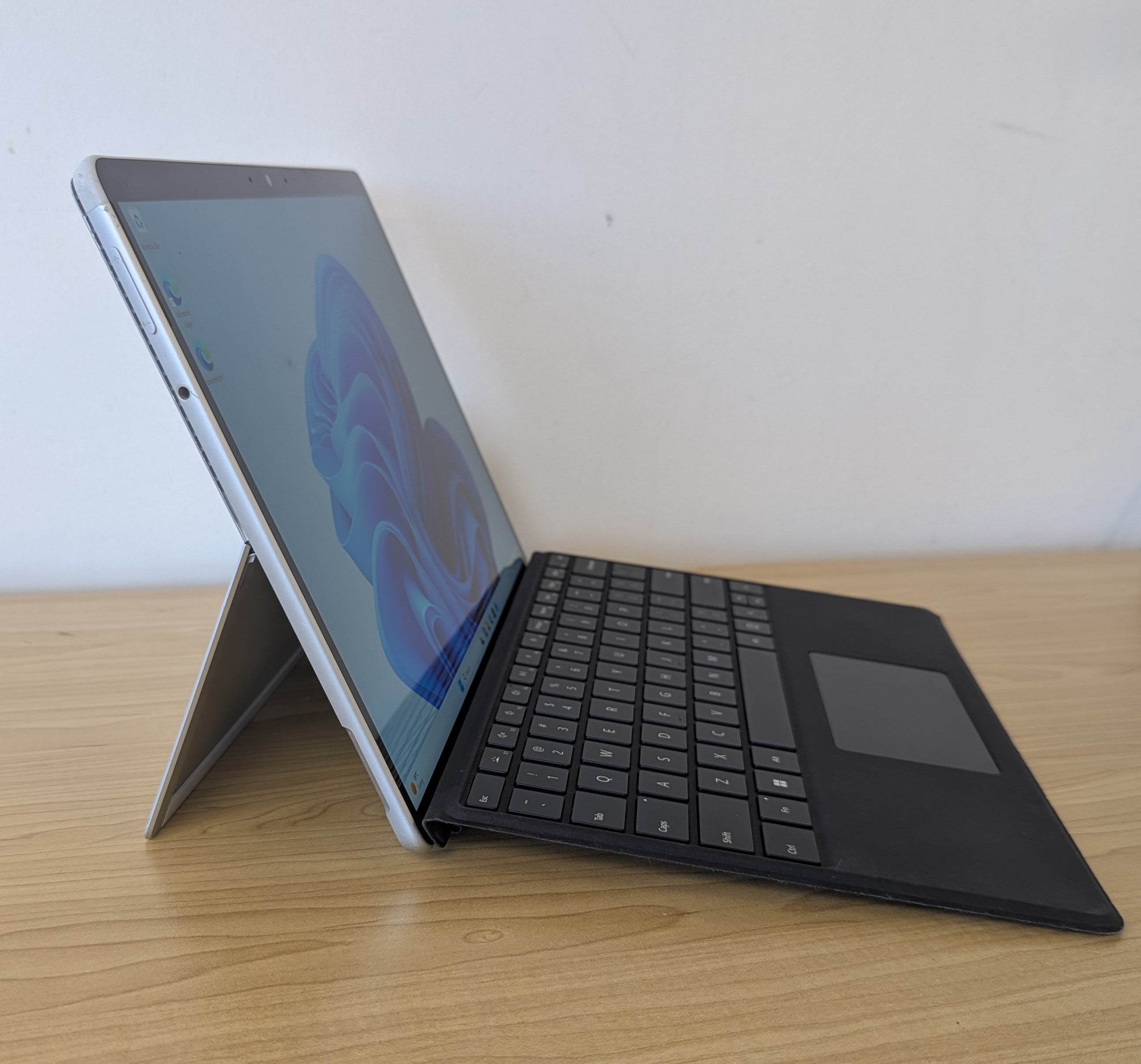 Microsoft Surface Pro 8 1982 i5 11th Gen 8GB RAM 256GB SSD Win 11 Touch Display - Refurbished