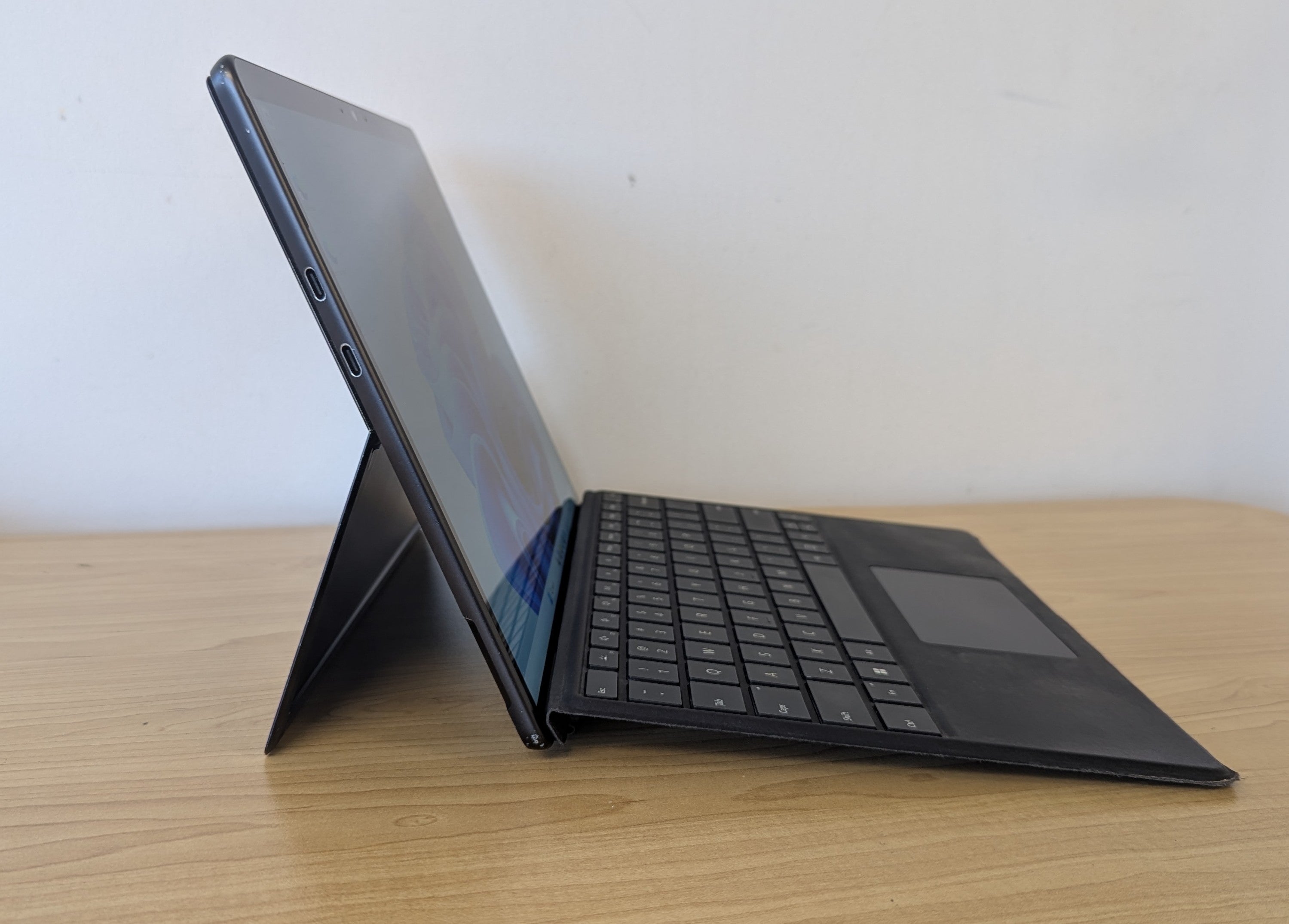 Microsoft Surface Pro 9 2038 i5 12th Gen 16GB RAM 256GB SSD Win 11 Touch Display - Refurbished